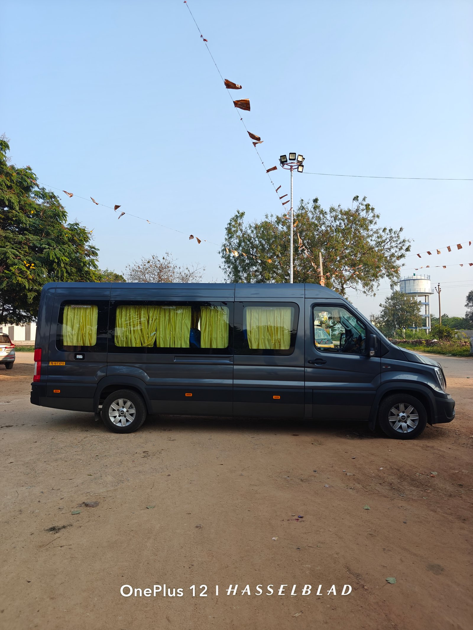 Force Urbania 12+1 Seater